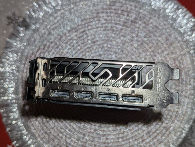 Placa video Sapphire Radeon RX 6600 PULSE, 8GB GDDR6 Impecabila - Image 3
